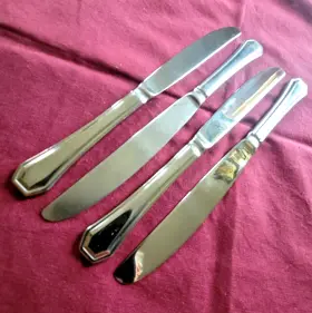 329286 International Silver Stainless 4 Dinner Knives Beacon Hill Multi Sided Tip 9.25 Inch