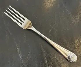 M9186 Kirk Stieff Williamsburg Royal Shell Stainless Dinner Fork 7-7/8 Inch