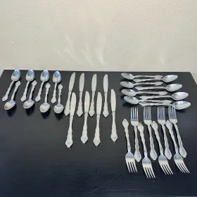 Mll2 Michael Lloyd 32 Piece Lot Stainless Flatware - Knives Forks Spoons -6ea