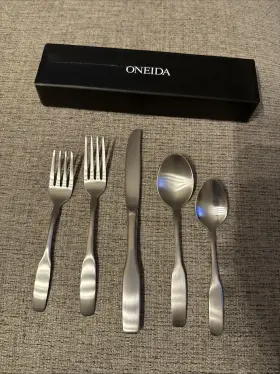 Oneida 078737047056 Paul Revere 18/10. Stainless Steel 5pc. Place Setting Service For One