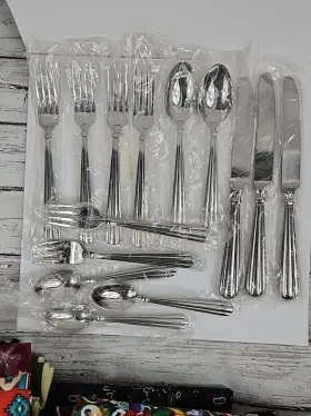 Oneida 078737639169 Unity - 14 Unused Pieces Of Glossy Stainless Flatware Discontinued 2005