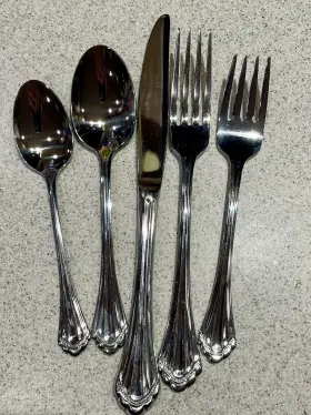 2272005a Oneida Marquette -18/8 Stainless Steel 5 Piece Place Setting Service For One