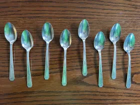 24-05-031 Oneida /032/033 Community Friendship Medality 1932 Tudor Plate Lot Of 8 Teaspoons