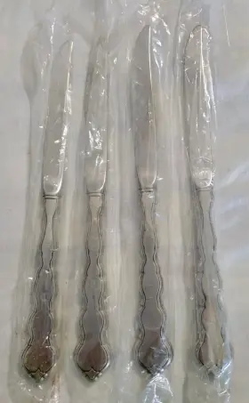 3482 Oneida Flatware Valerie Distinction Deluxe 4 Steak Knives Stainless Satin