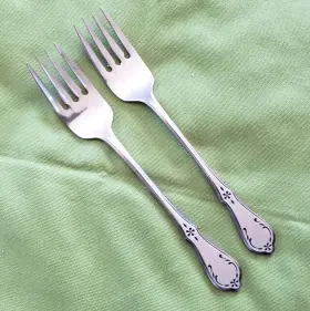 72629 Oneida Northland 2 Salad Forks Evening Star Pattern Burnished Handle Glossy