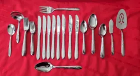 Ohs49 Oneida 54 Pc Set Floral Swirl Daisy Pattern Stainless Silverware