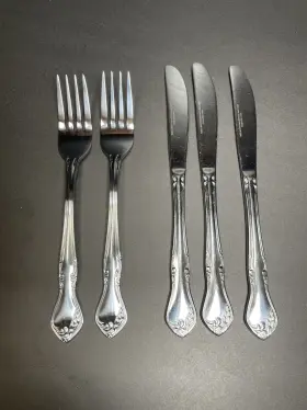 Reed & Barton 034641035411 And Heritage Rose Queen Stainless Lot Of 5 Pieces 3 Knives 2 Forks