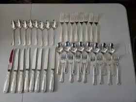 685-30-25623 The Main Course Silverware 40 Pc 8 Settings Bloomingdales Versailles Mnf41 Flat
