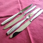Oneida Camlynn Cleo 4 Dinner Knives Frost Handle Glossy Accents 9.5". Fixed Price $10.99.