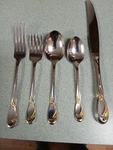 Oneida Deluxe Golden Calla Lily 5 Piece Place Setting(s) Stainless Estate Find. Fixed Price $59.99.