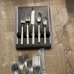 Oneida Chefs Table (glossy) Stainless Steel 20PC. Flatware Set-new No Box. Fixed Price $20.00.