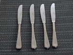 Hampton Silversmiths Geneva Glossy 18/10 Stainless Flatware 4 Dinner Knives. Fixed Price $22.00.