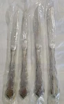 Flatware Oneida Valerie Distinction Deluxe 4 Steak Knives Stainless Satin. Fixed Price $15.00.