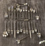 Oneida Community Chandelier Stainless 28 Pcs Service For 4 With Serving Set Mint. Fixed Price $189.00.