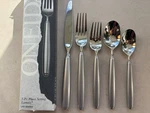 Oneida - Lamais (frost Handle) 5 Piece Place Setting New. Fixed Price $79.99.
